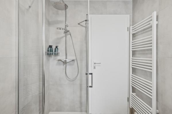 Bat Home Solutions Trier - Alles Was Ein Hotel Nicht Bietet - Apartments Mit Blick In Privaten Hist Innenhof Oder Saarstraße - 5 Min Zur Altstadt, Direkt Am Südbahnhof - 2 Wohnungen Für 2-3 Pax - Bis Zu 5 Personen - Mit Weiterer Wohnung Bis Zu 9 Personen - Schweich