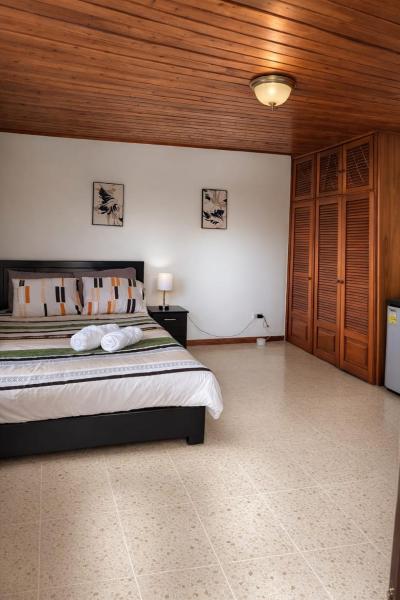 Habitación Con Baño, Parqueo Y Seguridad - San José
