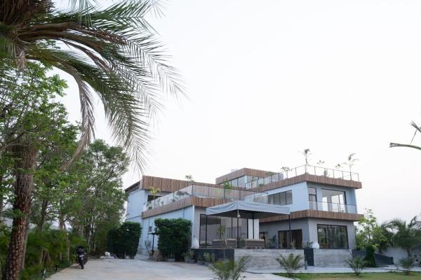 Azure Cove - Luxury Lakefront Villa - Hyderabad