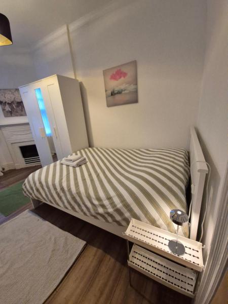A Spacious Room With Easy Access In West Kensington - Earls Court