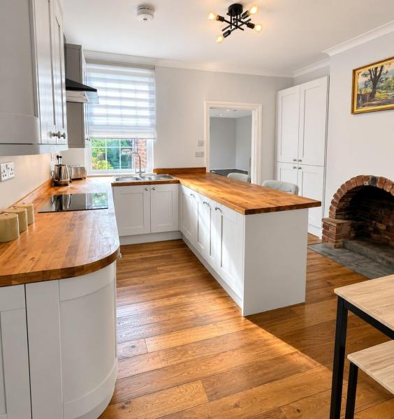Cosy Wilmslow House - 2 Bed - 2 Bath - Sleeps 4 - Knutsford