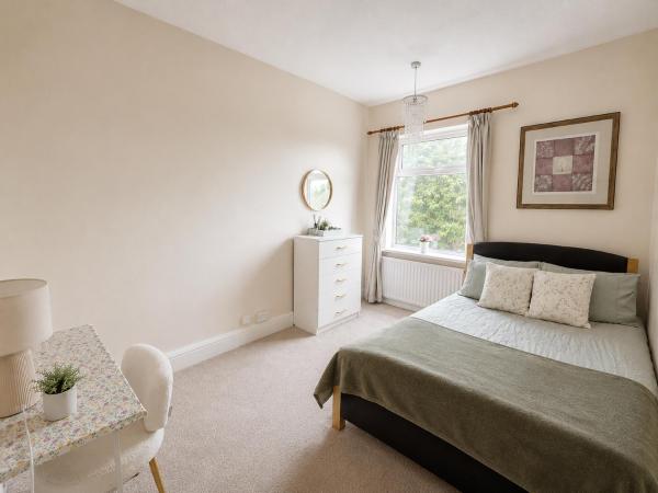 Spacious Double Room In Central Stoke - Newcastle-under-Lyme