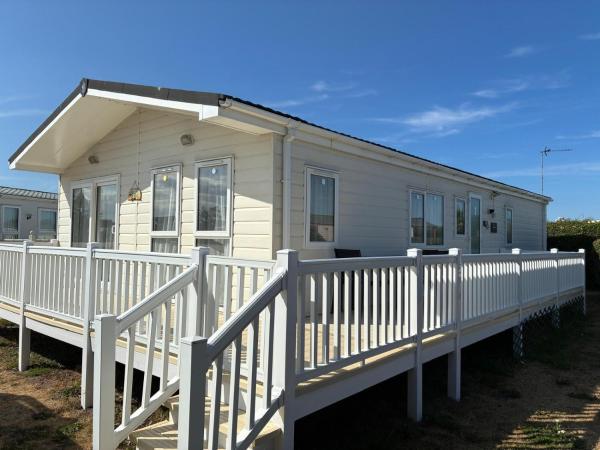 Lovely 6 Berth Lodge With Decking At Lyons Lido Beach, North Wales Ref 24003kc - Wales