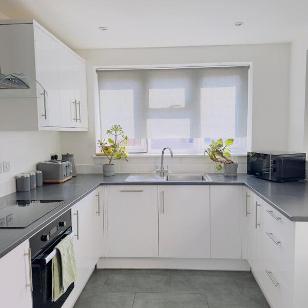 Stylish 4 Bedroom Home, Sleeps 9 People, Free Parking Rainham, Essex - Brentwood