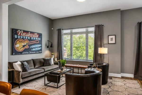 Skyline Serenity Spacious Nashville Retreat - Nashville, TN