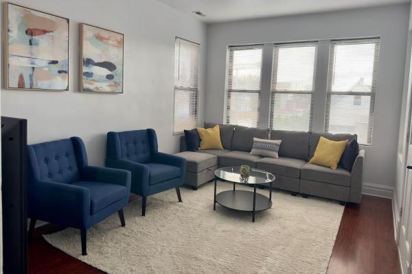 Spacious Apt 4 Queen Beds Free Parking - Chicago, IL