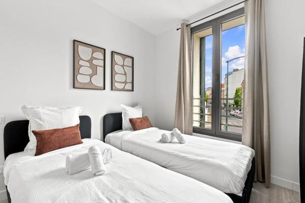 Chambre Privee Avec Deux Lits Simple, Tv Et Bureau - Argenteuil