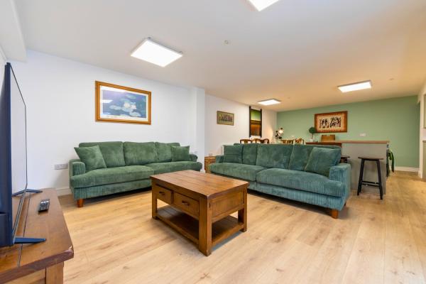 New 4 Bed House Sleeps Up To 8 People - Chepstow