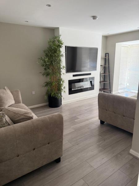 Contemporary 4-bedroom Sanctuary - Brentwood