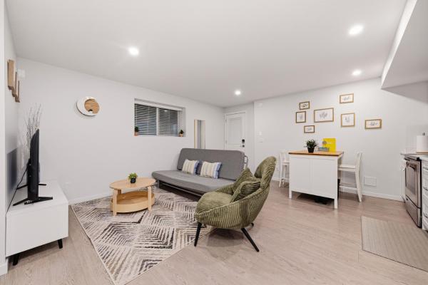 Quiet 1 King Br Near White Rock & Beaches - Surrey, BC