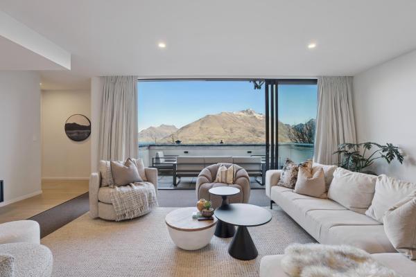 Remarkable New Home On The Hill - Queenstown