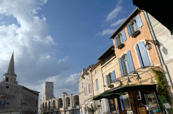 Na zdjęciu widoczny jest obiekt Hotel Spa Le Calendal położony w mieście Arles.