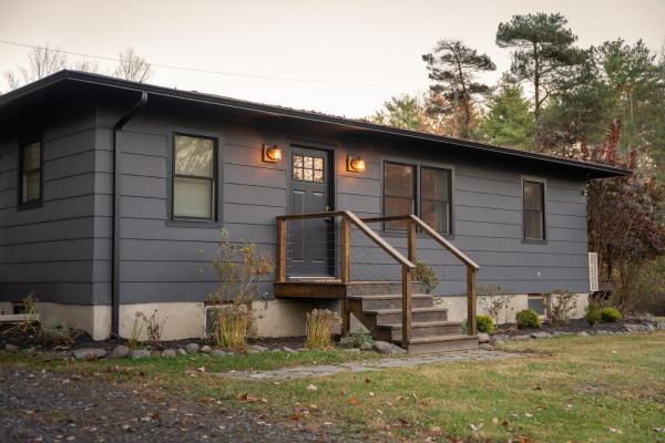 Oakwood Cabin Cozy Retreat With Fire Pit - Kerhonkson, NY