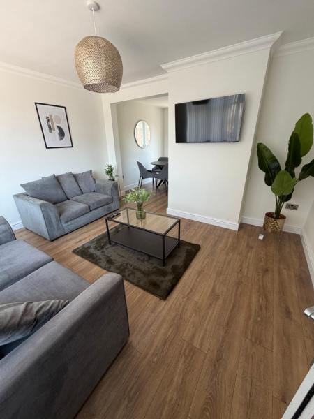 Lovely Modern 3 Bedroom Home With Private Garden & Large Driveway Fits 2 Vans Ideal For Contractors Nhs & Long Term Stays Easy Access To M6, Walsall & City Centre - Wolverhampton