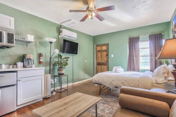San Ayre Court - The Green Room (1) - Colorado Springs