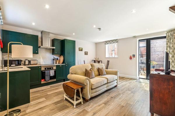 Loft 4 - One Bedroom House With Parking - Didcot