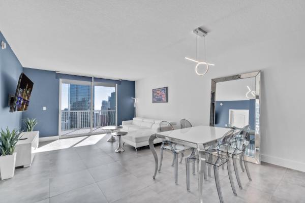 Penthouse W Water Views & 2 Free Parking Spaces - Miami, FL