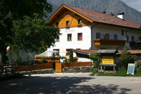 The photo shows the Niederhof located in the city of Parcines.