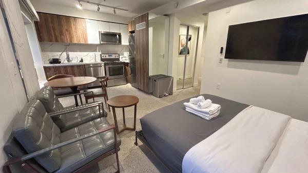 Modern Condo In Central Downtown - West Vancouver