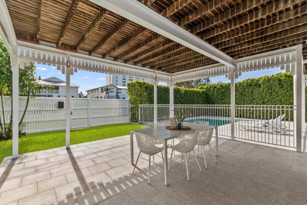 Coastal Corner | Poolside Retreat On The Strand - Townsville