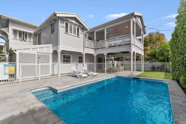 Coastal Corner | Luxury Queenslander Upstairs - Townsville