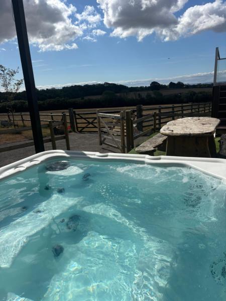 Luxury Lake Front Escape With Hot Tub - Barry