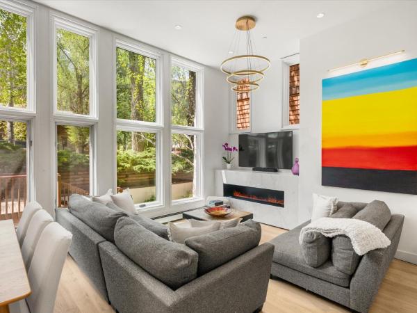 Old Hundred Unit 107, Renovated Townhouse With A Great Location 2 Blocks To Aspen Mountai - Aspen, CO