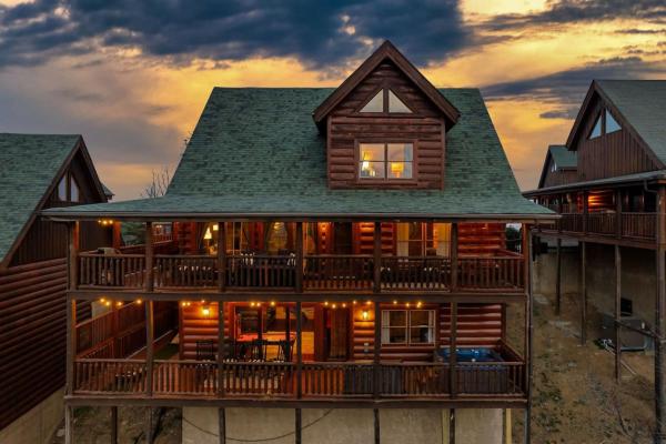 Scenic 4 Bed Cabin With Resort Pools And Golf - Pigeon Forge, TN