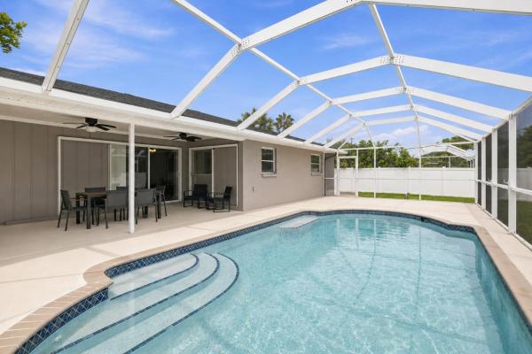 Spacious Pool Home Near Englewood Beach Sleeps 8 - Englewood, FL