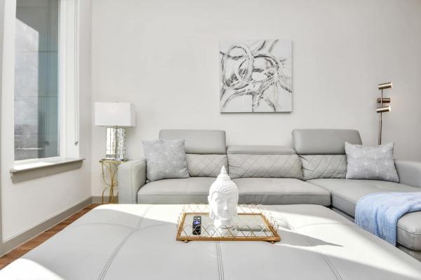 Luxury Houston Apartment Rooftop Pool, City Views & King Beds Near Downtown - Houston, TX