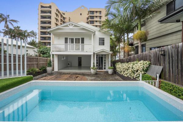 Coolum Beach Coastal Retreat- Sleeps 10 - Coolum Beach