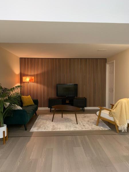 Suite One! Entire Basement Suite In Olds - アルバータ