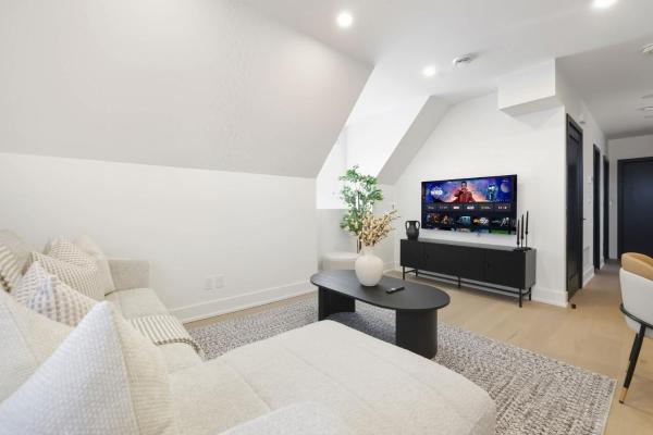 Elegant Parkdale 2br 2 King Beds Sleeps 6 - 미시소거