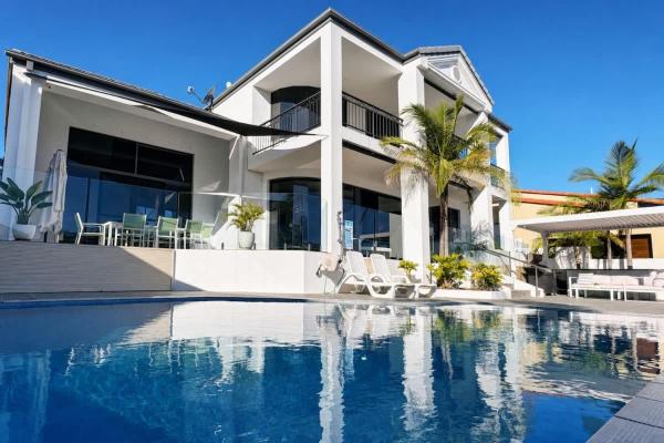 Family Waterfront Villa Cinema Pool Bbq - Surfers Paradise
