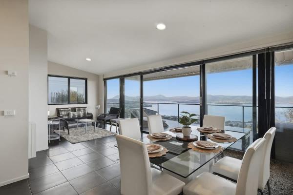 Spacious Sandy Bay Retreat With Water Views - Cambridge