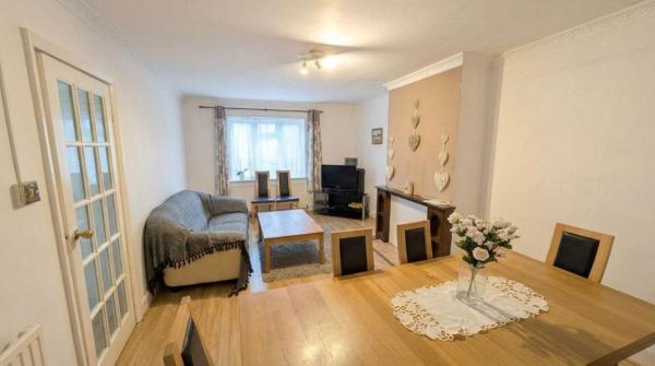 Peaceful 4bdr Home With Garden In Slough - Slough