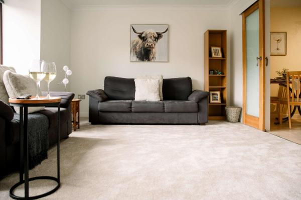 Homely 3 Bed With Private Parking Off Leith Walk - Edinburgh