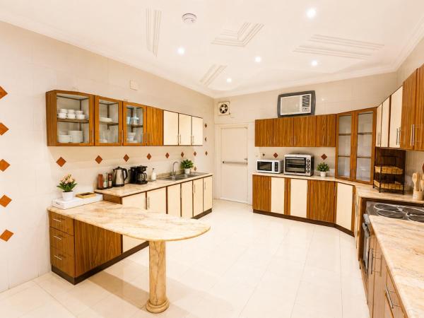 Larg Family Villa, 7 Bedrooms, Sleeps 16, Close To Masjid - Médine