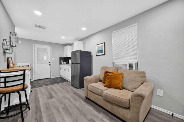 Cozy 1 Bed Close To Downtown - Bellaire, TX