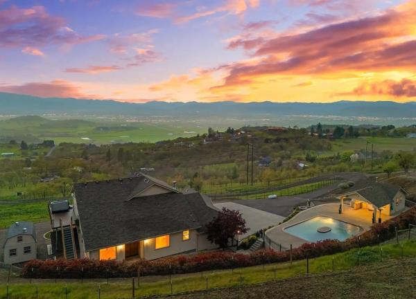 Viewtacular Estate House, Pool, Hot Tub & Sauna! - Medford, OR