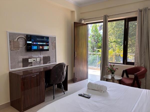 Fortune Home Service Apartment 3bhk, E-46,sector 72, Noida - Noida