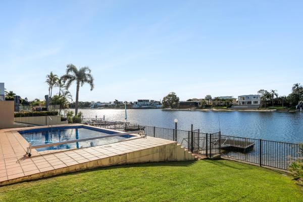 Halcyon Days Canal Front Living With Pool And Jetty - Broadbeach