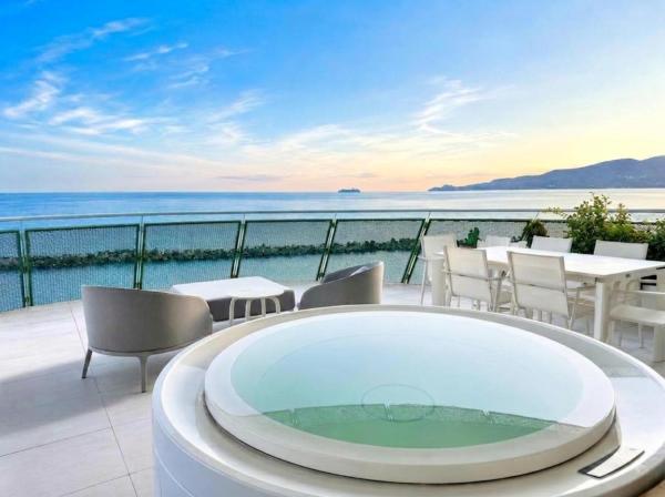 Op de foto is het object Gli Scogli Luxury Residence Hotel te zien, gelegen in de stad Bacezza.