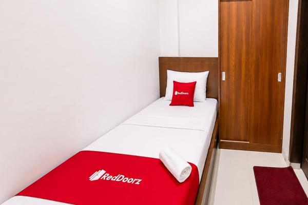 Reddoorz Syariah Near Alun Alun Kota Bandung - Bandung