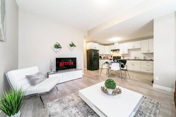 Bright Spacious Suite - King Bed - Long Stays - Wifi - Edmonton