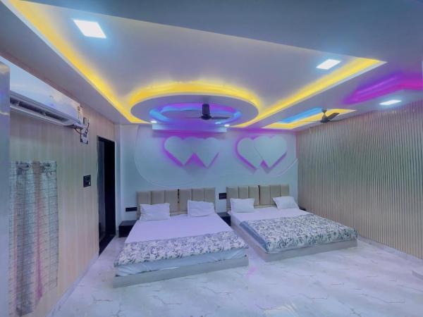 Radhika Cozy Studio Apartment Kitchen 2 Double Beds - Vrindavan