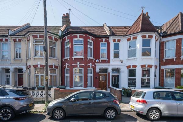 4 Bedroom House Close To Tube - London