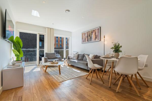 Stylish 2 Bed Apartment - Near O2 - Balcony - Ilford