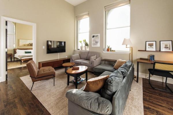 Downtown Luxe 2br Loft Apt - Sleeps 8 - Walkable - Milwaukee, WI