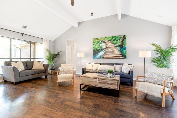 Cheerful 4 Bedroom Home In Serene Neighborhood - Dallas, TX